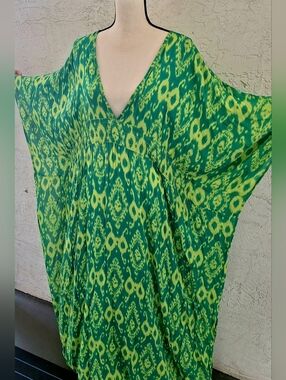 Women's Green Patterned Maxi Dress - V-Neck Kaftan Style